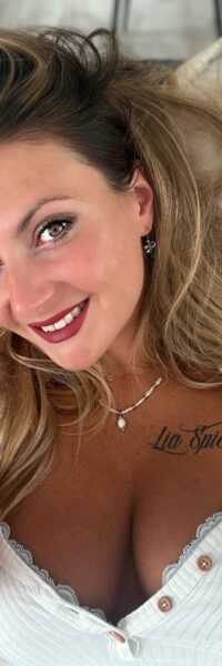 Lia spicy sefie sourire